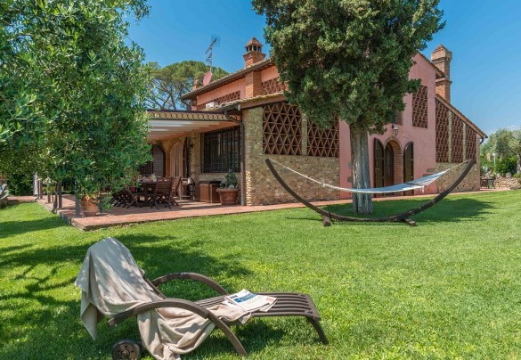 The well-kept garden surrounds the structure – Villa Gino 