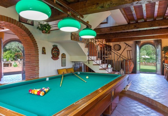 Open space with pool table and dining area – Villa Gino 