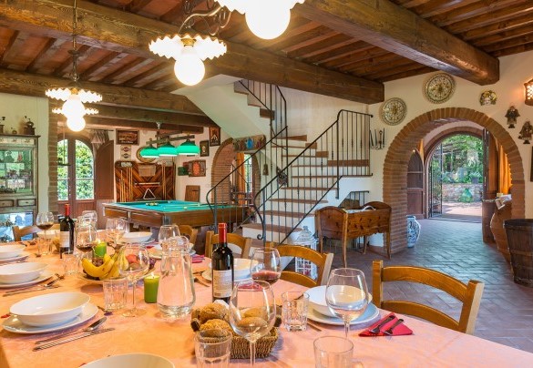 Open space with pool table and dining area – Villa Gino 