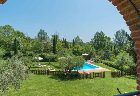 The pool surrounded by green English lawns – Villa Gino 