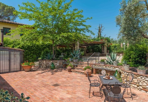 The living on the antique terracotta floor shaded by the olive tree – Villa Gino 