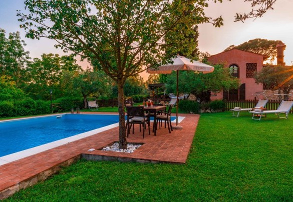 The pool kissed by the sunset - Villa Gino 
