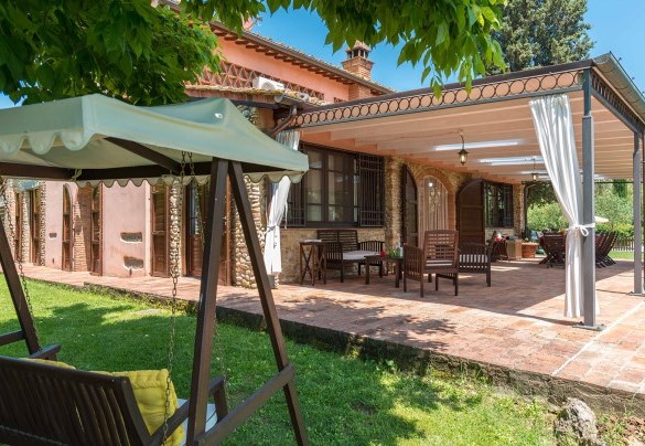 View of the porch with rocking chair – Villa Gino 