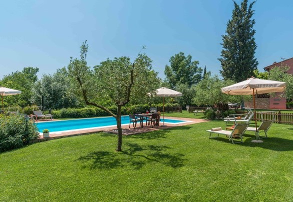 The park surrounding the pool, overlooking the green landscape – Villa Gino 