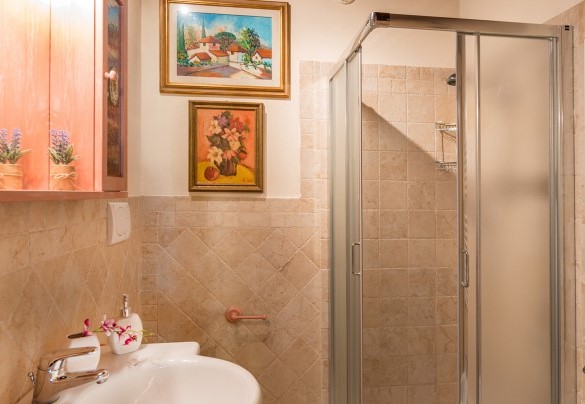 Bathroom with shower n.1 on the ground floor – Villa Gino 