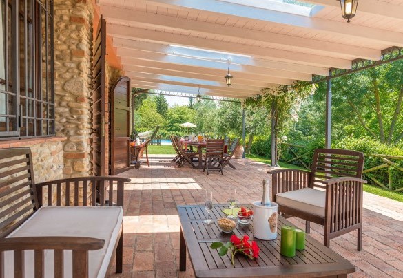 The porch with outdoor living  dining area and brick barbecue – Villa Gino 