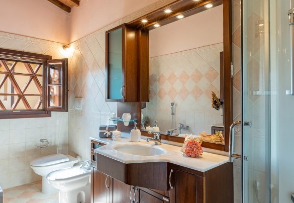 Bathroom with hydromassage shower and tub n.3 – Villa Gino 