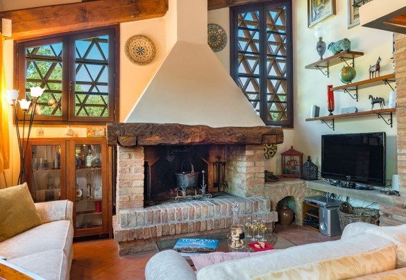 Seating space with ornamental fireplace and Tv – Villa Gino 