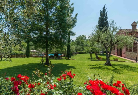 The large park that surrounds the structure – Villa Gino 