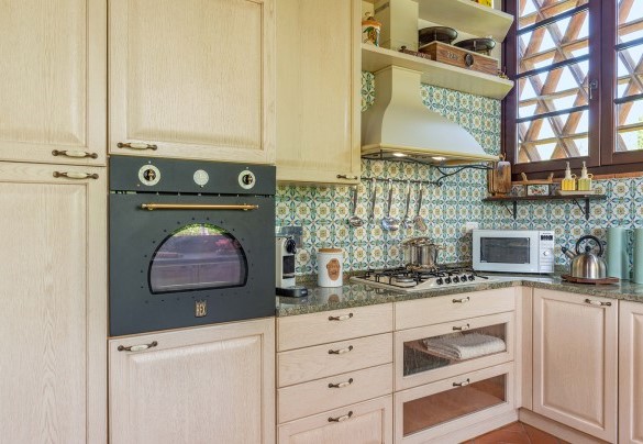 The built-in kitchen close by the dining room – Villa Gino