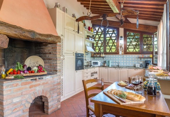 The built-in kitchen close by the dining room with ornamental fireplace – Villa Gino 