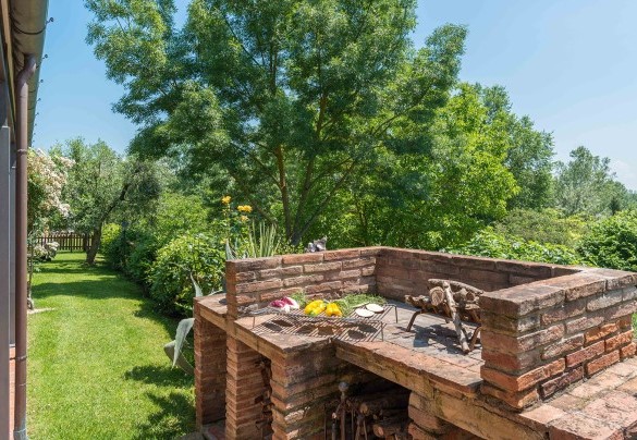 The brick barbecue next to the porch – Villa Gino 