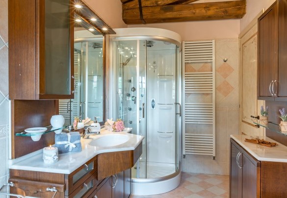 Bathroom with hydromassage shower and tub n.3 – Villa Gino 