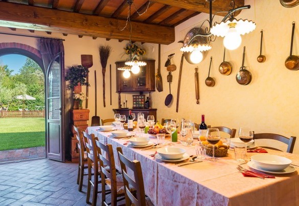 The dining area with direct access to the garden – Villa Gino 