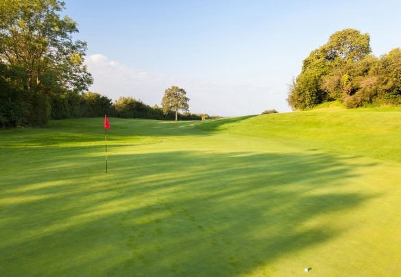 The property is 9 km from the Bellosguardo Golf Club