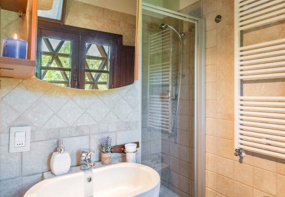 Bathroom with shower n.2, en-suite at the bedroom n.2 – Villa Gino 