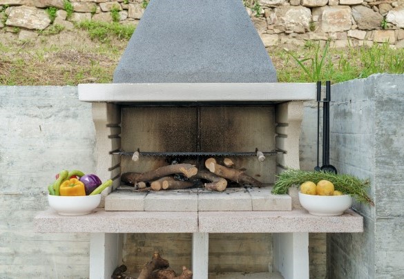 Il barbecue si trova accanto alla cucina ed al tavolo da pranzo nella terrazza coperta del primo piano – Villa Gioia