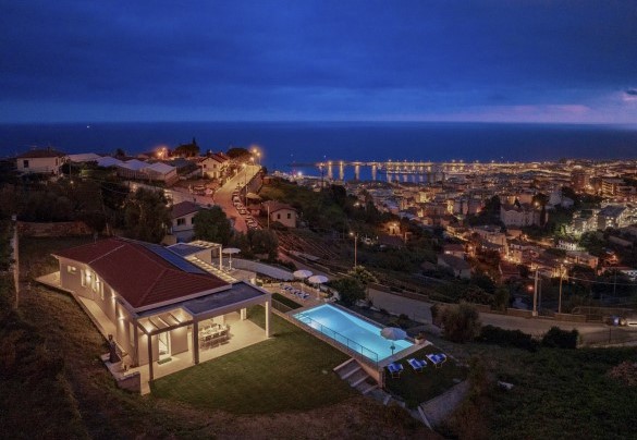 La Gioia di stupirvi quando nel cuore della notte, di fronte alle grandi vetrate del soggiorno, potrete essere trasportati in un immaginario volo sulla città di Sanremo tutta illuminata – Villa Gioia