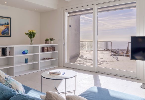 Il soggiorno con l’accesso alla grande terrazza panoramica - Villa Gioia