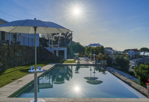 La piscina è di forma rettangolare, misura m 11 x 4,50 e il suo rivestimento è in liner color sabbia – Villa Gioia