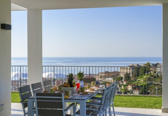 Iniziare bene la giornata con la colazione in terrazza vista mare – Villa Gioia