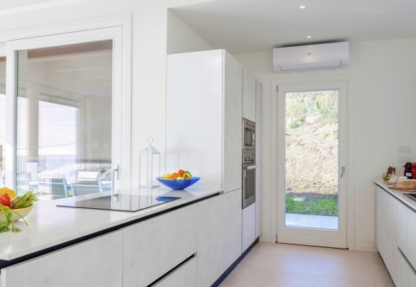 La cucina ha l’accesso diretto al giardino e al lato coperto della terrazza - Villa Gioia