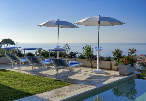 Il solarium arredato con lettini prendisole ed ombrelloni – Villa Gioia