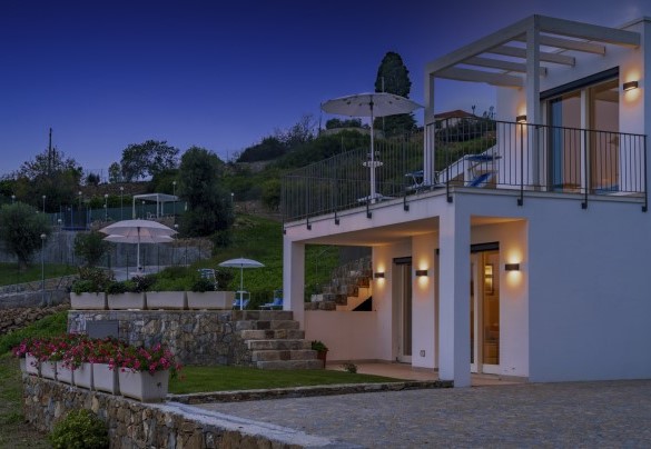 Al pianterreno è collocata una camera matrimoniale con il suo bagno en-suite e da qui sei gradini conducono al primo livello del giardino con il solarium e la bella piscina a sfioro – Villa Gioia