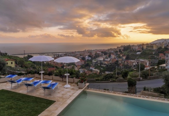 La Gioia di incantarsi ammirando il mare e l’orizzonte fino al tramonto – Villa Gioia