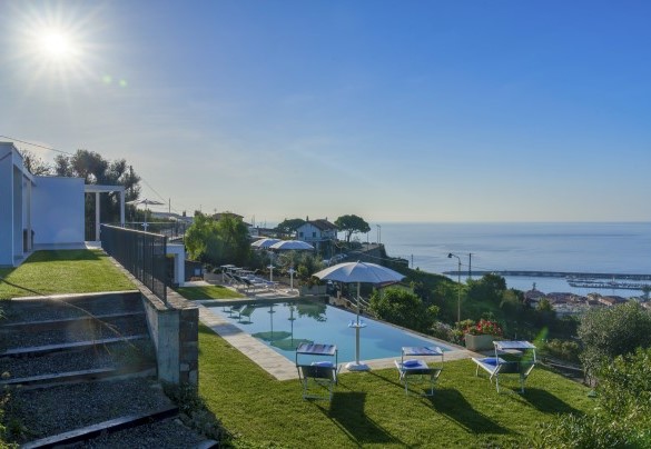 Alla pari della villa, il giardino si sviluppa su due livelli – Villa Gioia