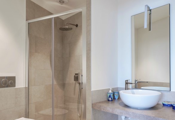 Il bagno ensuite con doccia della terza camera matrimoniale al pianterreno - Villa Gioia