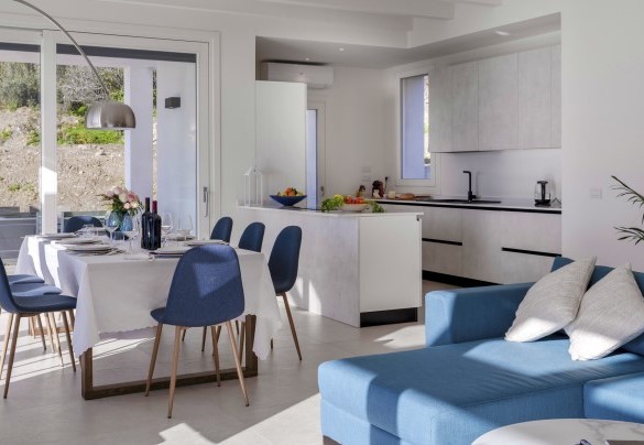 Ambienti ampi e luminosi con arredamento moderno che richiama i colori del mare e del cielo - Villa Gioia