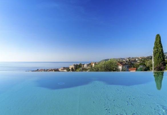 La piscina a sfioro infinito con il mare come sfondo – Villa Gioia