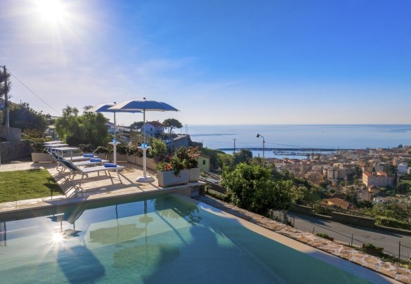 La bella piscina a sfioro con grande vista panoramica sulla costa ed il mare – Villa Gioia