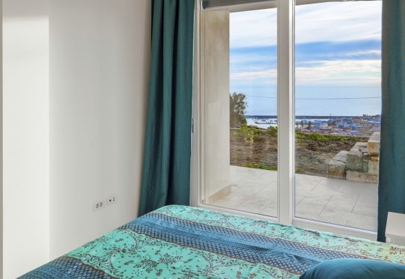 La terza camera matrimoniale con bagno ensuite è al pianterreno, ha l’accesso diretto al giardino dove una scala di 8 gradini conduce alla piscina - Villa Gioia