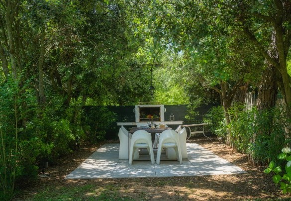 Barbecue area, brick structure , with chairs and table - Villa Giomoa