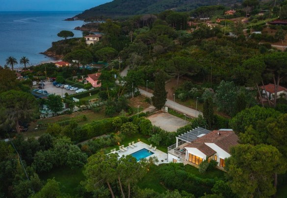 Surrounded by greenery, it is close to the brillant and crystalline sea - Villa Giomoa
