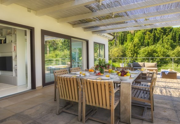 Outdoor dining area overlooking the sea and swimming pool - Villa Giomoa