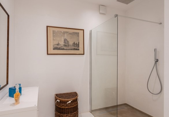 Second bathroom with shower on the ground floor - Villa Giomoa