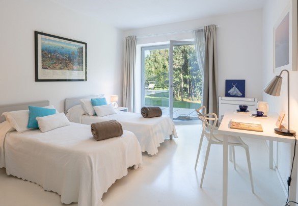 Double room with access to the outside and garden - Villa Giomoa