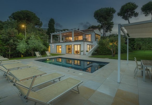 Villa developed on two plans - Villa Giomoa