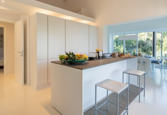 Living area, white resin floors - Villa Giomoa