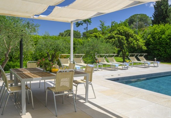 The shaded outdoor dining area in front the swimming pool - Villa Giomoa