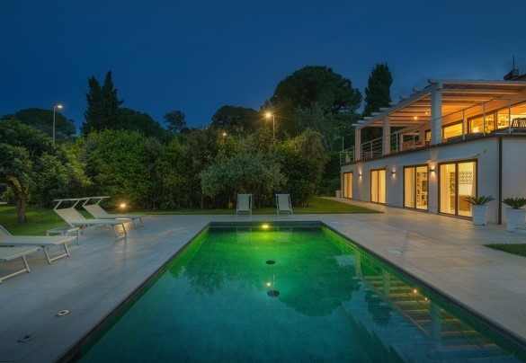 Internal and external lighting of the swimming pool - Villa Giomoa