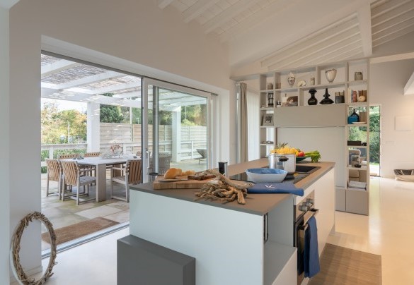 Kitchen total white - Villa Giomoa
