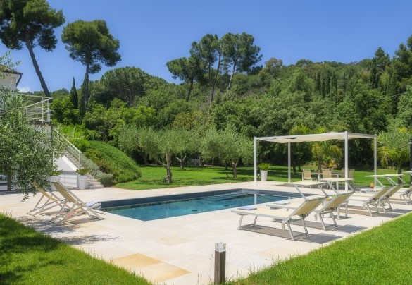 A few meters from the park there is a path to reach Straccoligno beach - Villa Giomoa