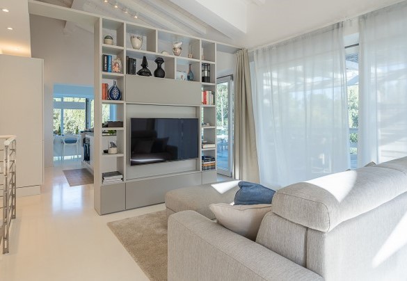 Living area, bright open space - Villa Giomoa
