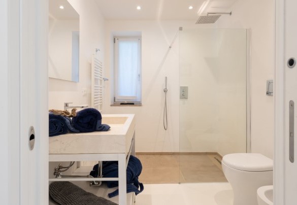 Large bathroom with window - Villa Giomoa