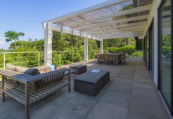Large terrace with wooden roof - Villa Giomoa