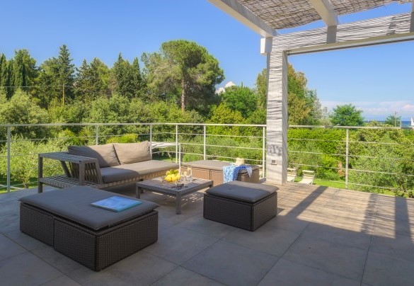 The large terrace on the first floor, with a reed and wood roof - Villa Giomoa